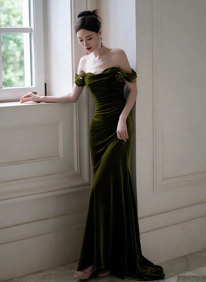 Vestido formal de sirena verde con escote en forma de corazón y hombros descubiertos
